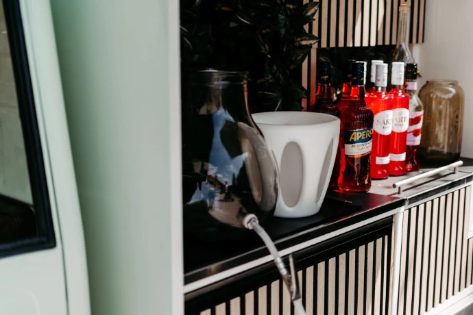 Bar Seite mit Eisfach und platz zum präsentieren der Drinks