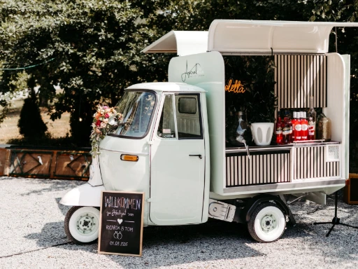 Restaurierte Piaggio Ape APEroletta als Eventfahrzeug